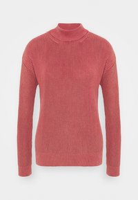 Dzianinowy sweter w miękkim kolorze koralowym, z wysokim, prążkowanym dekoltem i długimi rękawami, z wyraźnym wzorem i dopasowaną talią.