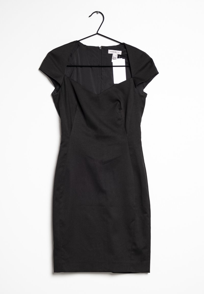 Robe noire ajustée sur un cintre, avec des manches courtes, un col en V, une fermeture éclair au dos et un tissu lisse légèrement texturé.
