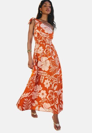 Robe maxi en tissu orange avec de grandes impressions florales blanches. Dotée d'un décolleté asymétrique et d'une taille cintrée. Légère et fluide.