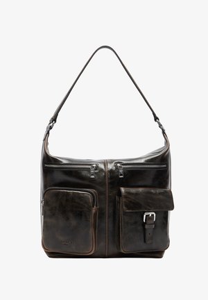 Ciemnobrązowa skórzana torba o gładkiej fakturze, wyposażona w dwie kieszenie na zamek oraz dwie przednie przegrody, jedna zabezpieczona klamrą.