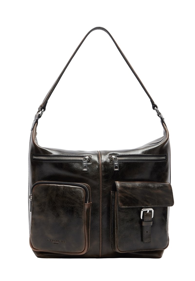 Ciemnobrązowa skórzana torba o gładkiej fakturze, wyposażona w dwie kieszenie na zamek oraz dwie przednie przegrody, jedna zabezpieczona klamrą.