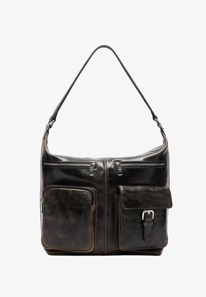 Ciemnobrązowa skórzana torba o gładkiej fakturze, wyposażona w dwie kieszenie na zamek oraz dwie przednie przegrody, jedna zabezpieczona klamrą.