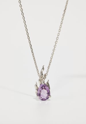 Collier en chaîne argentée avec un pendentif en forme de goutte d'eau en améthyste entouré d'accents décoratifs en flamme.