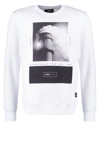 Weißes Sweatshirt mit Rundhalsausschnitt, versehen mit einem schwarz-weißen Grafikdruck eines Schornsteins und Wolken. Mit gerippten Bündchen und Saum.