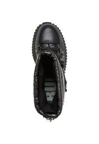 Černé kotníkové boty s kulatou špičkou, polstrovaným límcem a texturovanou podrážkou. Svršek je vyroben z hladké kůže s kovovými detaily.