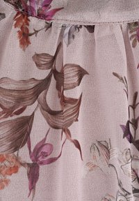 Tessuto trasparente a motivo floreale in tonalità di rosa con accentuazioni di viola e marrone. Presenta una cucitura arricciata e una texture morbida e leggera.