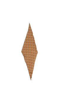 Écharpe à motifs dans des tons d'orange et de marron. De forme diamant avec un design géométrique. Fabriquée en tissu léger avec une texture lisse.