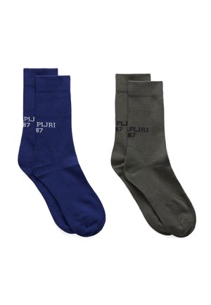 To par af mandskufferter, en marineblå og en mørkegrå, hver med teksten "PIJRI 87" nær manchetterne på en hvid baggrund.