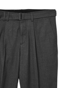 Pantalons gris ajustés en tissu texturé, avec des plis à l'avant et une passante pour ceinture dotée d'une boucle en métal. Poches latérales incluses.