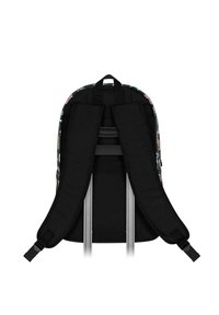 Mochila negra con patrón floral, correas acolchadas y un asa en la parte superior. Cuenta con correas ajustables y una textura suave.