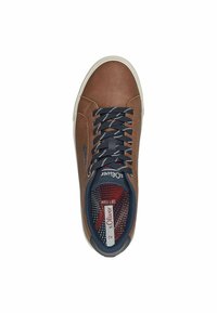 Braune Leder-Sneaker mit marineblauen Akzenten, runder Zehenpartie, kontrastierenden Schnürsenkeln und gepolstertem Innenraum. Strukturiertes Fußbett mit Markenlogo.