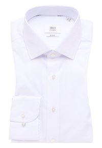 Witte slim-fit shirt met een textuurpatroon, puntkraag en knoopsluiting aan de voorkant. Voorzien van parelachtige knopen en manchetten met één knop.