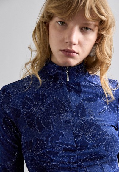 Stine Goya GATHERED LONG SLEEVE HIGH NECK COLLAR - Top s dlouhým rukávem - blue/multi-coloured