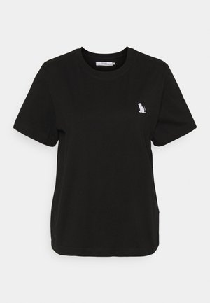 Czarna koszulka z krótkim rękawem i okrągłym dekoltem z niewielkim białym haftowanym konturem kota na lewej piersi.