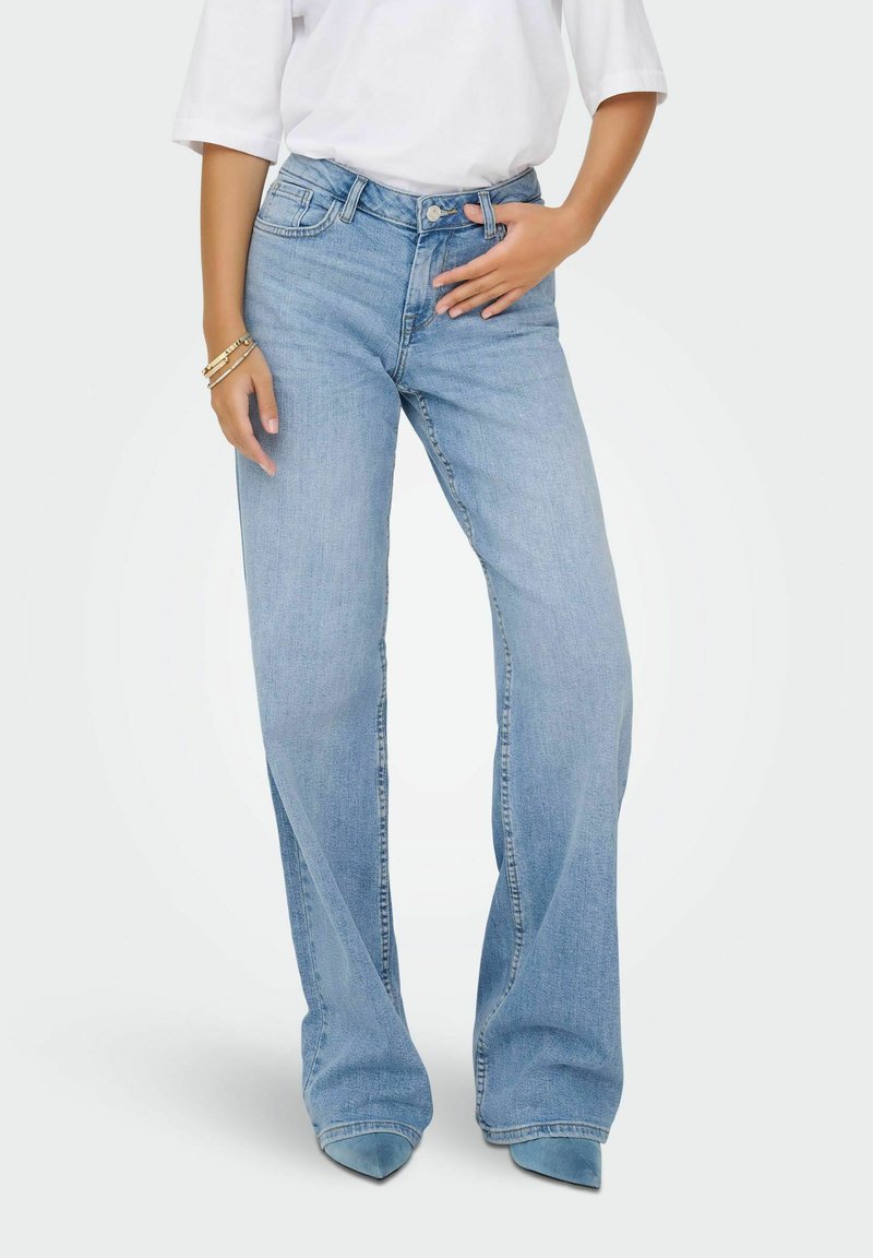Jeans a gamba larga blu chiaro in denim, caratterizzati da un'alta vita, tasche frontali e chiusura con bottone. Lo stile è rilassato e informale.