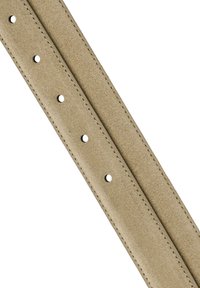 Beiger Wildlederriemen mit fünf gleichmäßig verteilten Löchern, glatter Textur und kontrastierenden Nähten entlang der Kanten. Geformt für eine verstellbare Passform.