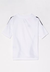 Hvid kortærmet top med en let glat tekstur. Sorte detaljer langs skuldrene og en standard rund halsudskæring. Tydelig plejelabel vedhæftet.