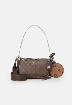 Bruine designertas met kettinghandvat, afneembare stoffen riem en ronde muntenportemonnee met herhaald logopatroon.