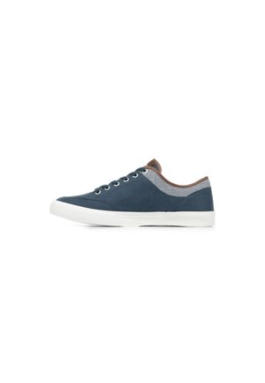 Sneakers in tela blu navy con suola in gomma bianca, punta tonda, tessuto grigio a contrasto sul tallone e un accento marrone sul retro. Sei occhielli in metallo.