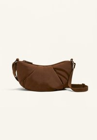 Borsa in tessuto marrone dalla forma curva, con chiusura a zip e design texture piegato. Tracolla regolabile per il trasporto.