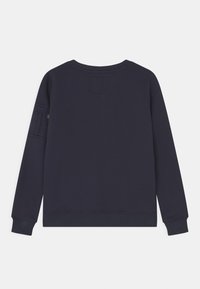 Felpa blu navy con maniche lunghe, collo e polsini a costine, caratterizzata da una tasca a toppa sulla manica sinistra, realizzata in tessuto strutturato.