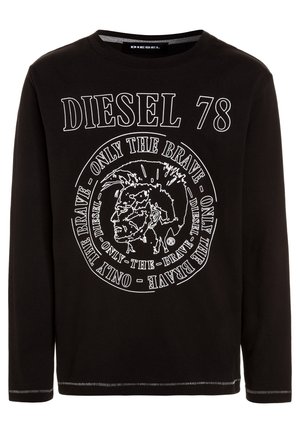 Zwart shirt met lange mouwen met witte tekst "DIESEL 78" en een cirkelvormige afbeelding van een punkstijl gezicht met herhaalde tekst "ONLY THE BRAVE" eromheen.