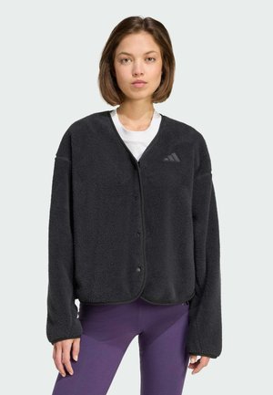 Zwarte fleece jas met knoopsluiting, voorzien van lange mouwen en een cropped ontwerp, aangevuld met donkere accenten en een logo.