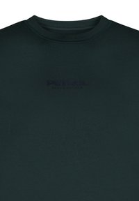 Camiseta de cuello redondo de color verde oscuro, hecha de algodón suave, con un logo sutil y texturizado en un tono más oscuro. Mangas cortas y un corte estándar.