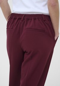 Kaffe SAKURA CROPPED - Kalhoty - windsor wine
