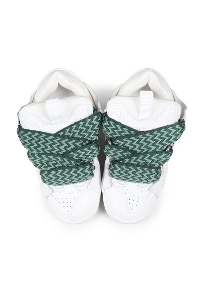 Witte sneakers met een textuur oppervlak, voorzien van dikke groene zigzagpatroon veters en een gevoerde binnenkant voor comfort.