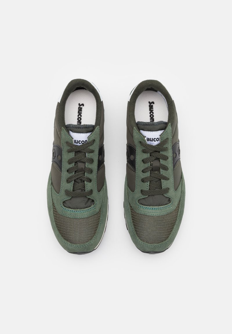 Zapatillas verdes con materiales de malla y ante, con un acento negro, superficie texturizada, punta redonda y diseño clásico de cordones.