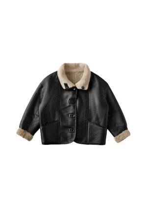 Zwarte leren cropped jas met een beige imitatiebont kraag en manchetten. Voorzien van vijf knopen en zijzakken. Gladde textuur met matte afwerking.