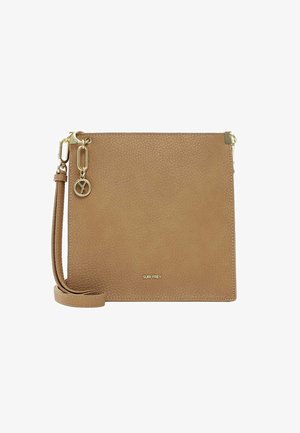 Tan leren schoudertas met een gestructureerd oppervlak, gouden hardware en een charm. Beschikt over een platte ontwerp en een verstelbare schouderband.