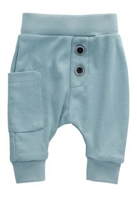 Lichtblauwe babybroek van zacht stof, met een elastische tailleband, twee donkere knopen en een zijzak met een vierkante flap.