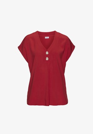 Blusa roja de manga corta con escote en V, que presenta tres botones decorativos en el frente, hecha de una tela suave con un ligero caído.