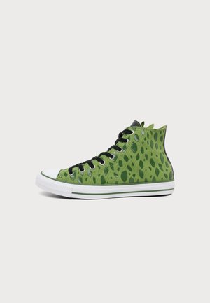 High-Top-Sneaker mit grünem gepunktetem Muster, schwarzen Schnürsenkeln, weißer Gummikappe vorne und weißer Sohle mit grünem Streifen auf schlichten Hintergrund.