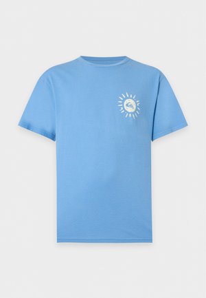 Maglietta blu a maniche corte con una piccola grafica bianca di sole e onda sul lato sinistro del petto.