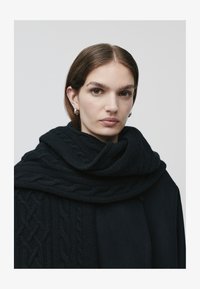 Unausgewählt, black