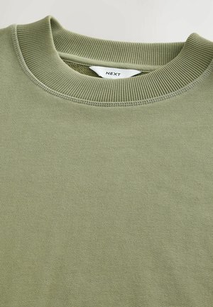 Olivengroene katoenen sweatshirt met een geribbeld ronde hals en fijne textuur, voorzien van subtiele stikdetails. Merklabel zichtbaar aan de binnenkant.