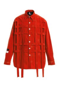 Camisa roja de botones con un diseño estructurado que presenta tiras horizontales y verticales, acentos bordados y un parche con logo en la manga.