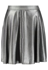 Jupe métallique argentée au design évasé. Présente une texture lisse et une taille, avec des plis verticaux accentuant sa forme.