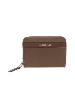 Cartera de cuero marrón con cierre de cremallera y detalles cosidos, con el nombre de la marca BOGNER en el panel frontal.