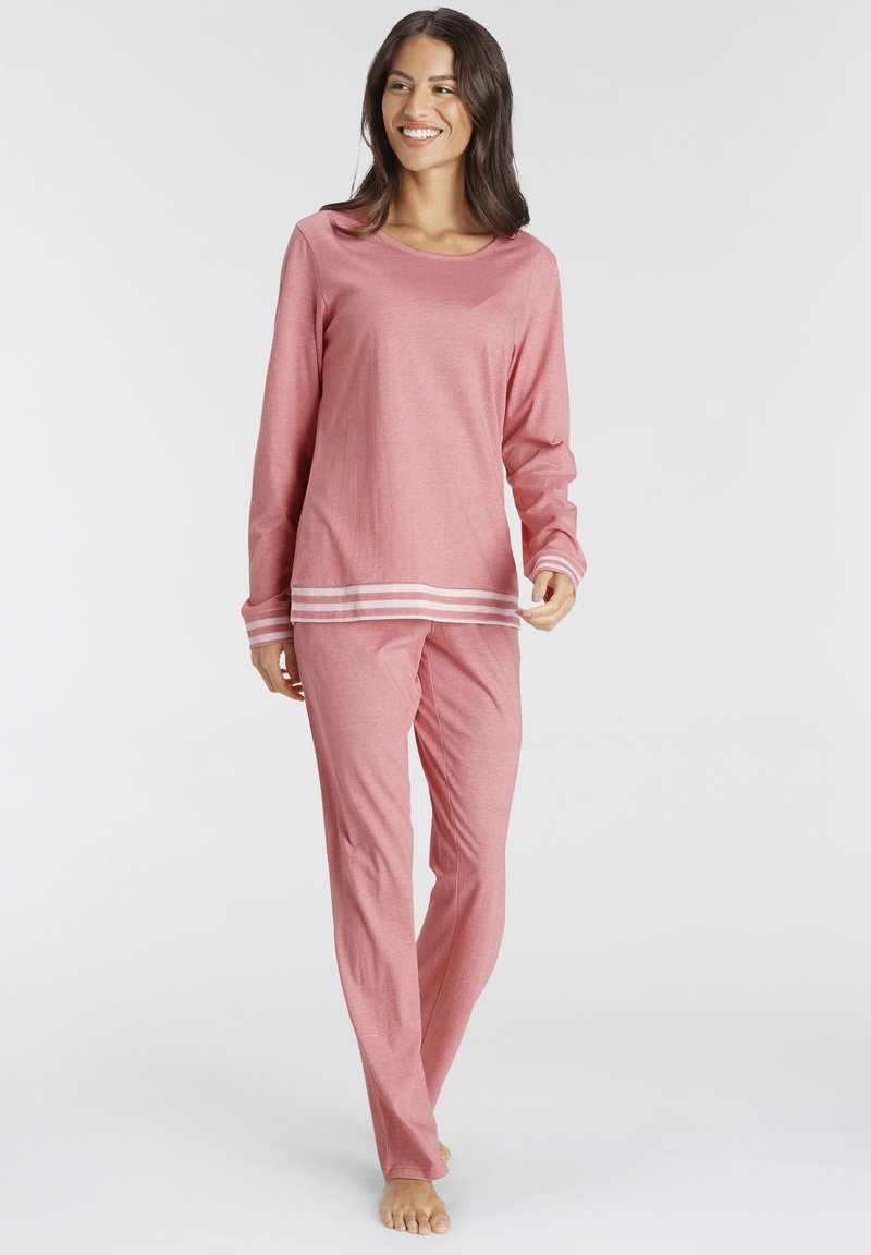 Leichtes pinkes Schlafanzug-Set, bestehend aus einem Langarmoberteil mit Rundhalsausschnitt und drei Streifenakzenten am Saum, kombiniert mit passenden Hosen.