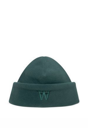 Bonnet en polaire vert foncé avec bord plié et lettre W brodée sur le devant.
