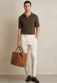 Reiss REGULAR FIT - SHORT SLEEVE - Polotričko - chocolate brown