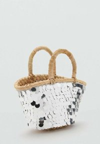 Panier en osier tressé avec deux poignées, ornée de sequins argentés et blancs sur l'extérieur, créant un motif texturé.