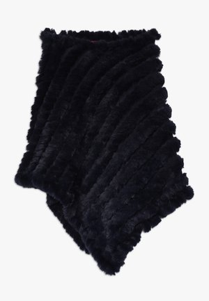 Miękki, pluszowy szal z czarnego sztucznego futra z prążkowanym wzorem, ułożony w złożony sposób na białym tle.