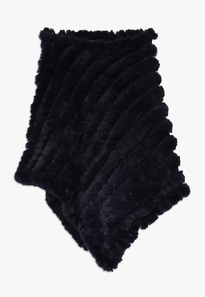 Weicher, plüschiger schwarzer Kunstpelzschal mit einem Rippenmuster und einer gefalteten Anordnung vor weißem Hintergrund.