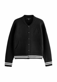 Zwarte cardigan van gebreid materiaal met een V-hals, knopen aan de voorkant, twee zakken en witte gestreepte accenten aan de zoom en mouwen.