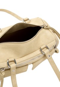 Beżowa skórzana torebka z srebrnymi okuciami, wyposażona w główną komorę na zamek, teksturowaną powierzchnię oraz regulowane paski.